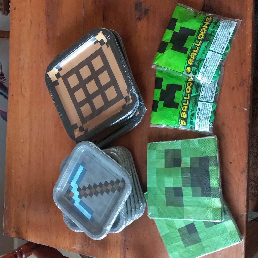 Minecraft B-Day Supplies NEW (24 lg & 56 sm. Plates, 16 balloons, 32 Napkins)